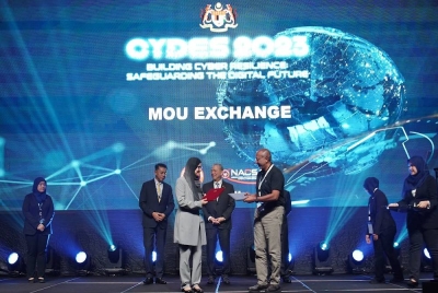 Velum Labs dan NACSA dalam satu majlis menandatangani memorandum persefahaman (MoU) sempena pelancaran CYDES 2023 di ibu negara pada Isnin