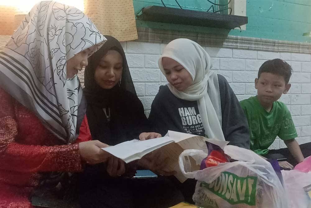 Maznah (kiri) menghidap talasemia cekal membesar tiga orang anak tanpa pendapatan yang tetap.