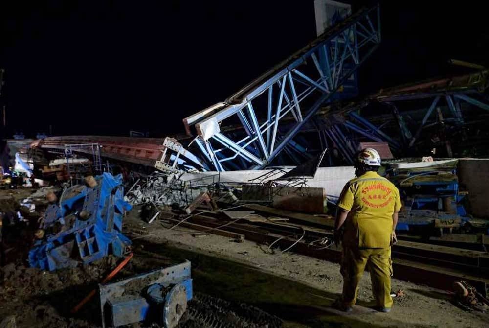 Dua orang maut, manakala 10 lagi cedera selepas bahagian sebuah jejantas yang sedang dalam pembinaan runtuh di daerah Lat Krabang di Bangkok pada petang Isnin. - Foto AFP
