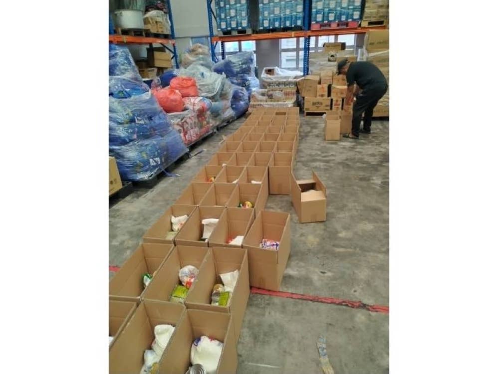 Kotak-kotak Bantuan Bakul Rahmah sedia untuk diedarkan.
