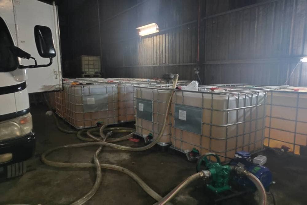 Antara barangan dan peralatan yang dirampas dipercayai digunakan untuk menjalankan kegiatan penyeludupan diesel bersubsidi menerusi serbuan di Jalan Sungai Rambai, Jenjarom pada Khamis lalu.