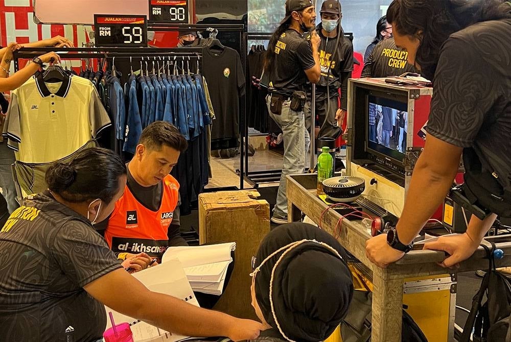 Berkongsi cabaran untuk menghasilkan filem Mat Tudung Begins, Fizz berkata, dia memikul tugas berat bukan hanya sebagai pelakon dan pengarah, tetapi juga penerbit.