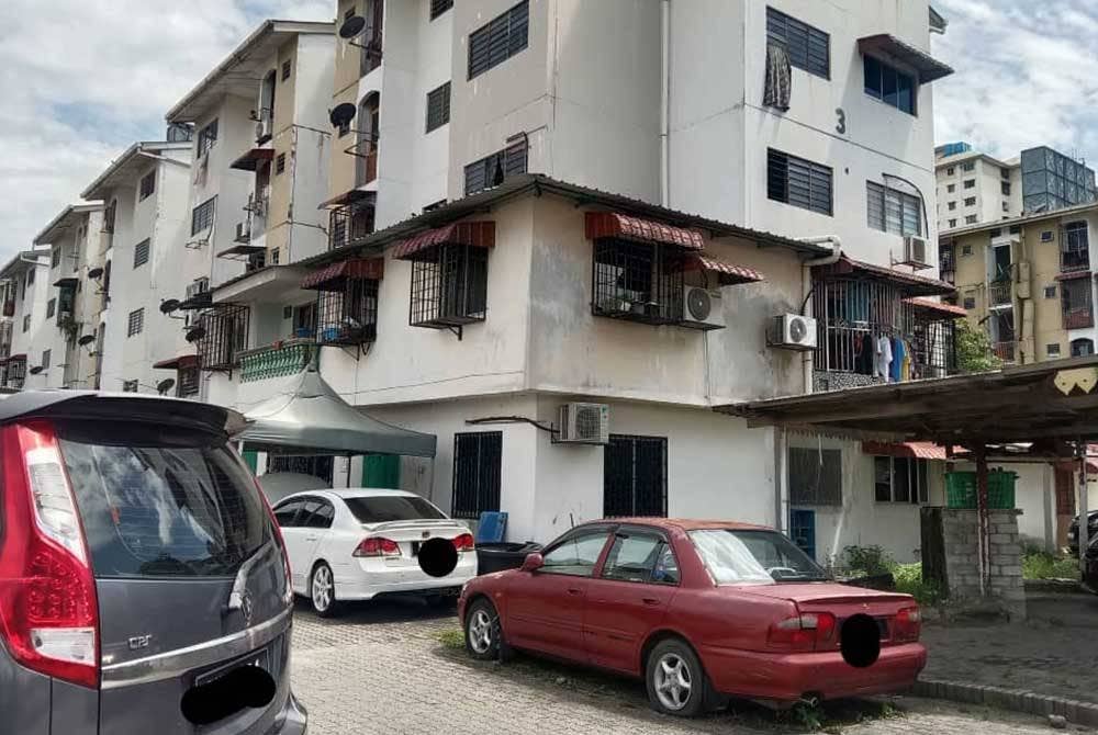Keadaan rumah di kawasan pangsapuri kos rendah yang melakukan pengubahsuaian.