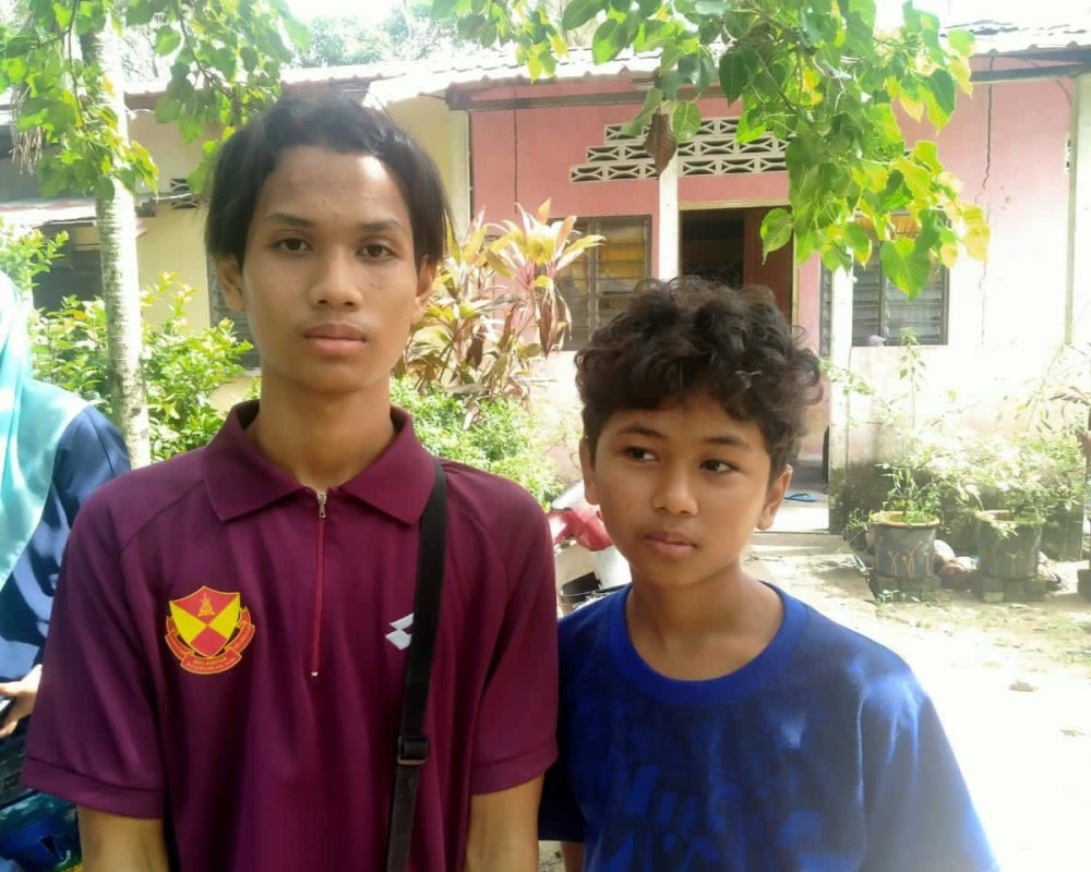 Mohd Ikman Hafifi (kiri) bersama adiknya, Mohd Aiman Daniel ketika ditemui pada Selasa.