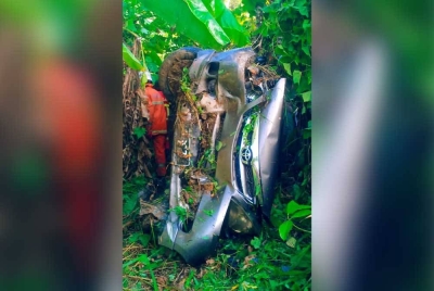 Keadaan kereta yang dinaiki suami isteri selepas terjunam ke gaung di Bandar Utama Batang Kali pada Selasa.