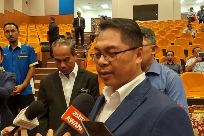 Mustapha (kanan) ketika ditemui pemberita selepas program Sesi Libat Urus Tripartite 2023 Zon Timur di sini.