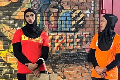 Filem ini masih mengangkat tema cerita sama iaitu tentang seorang lelaki yang menyamar menjadi wanita untuk menyelesaikan masalah yang melanda sebuah keluarga.