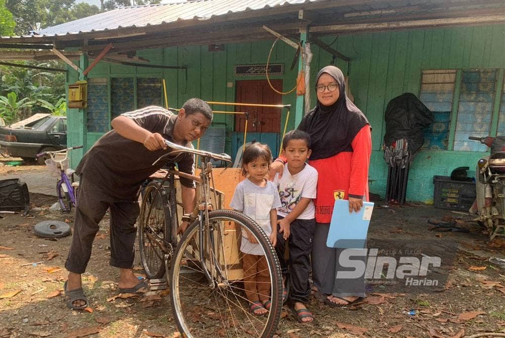 Muhammad Hafiz (kiri) dan isteri berharap masalah kewarganegaraan dua orang anaknya dapat diselesaikan.
