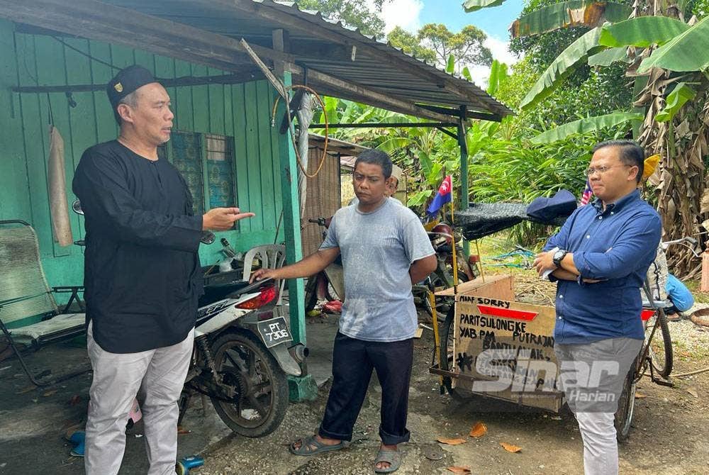 Zulkurnain (kiri) bertemu Muhammad Hafiz di rumahnya di Parit Sulong.