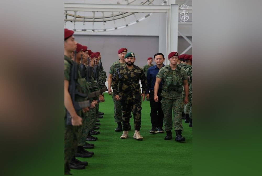 Tunku Ismail dalam lawatan rasmi ke Singapura selama tiga hari dan berakhir pada Rabu.