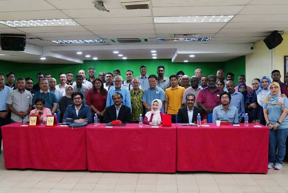 Para panelis bergambar bersama tetamu pada forum khas yang bertemakan "Adakah Rakyat Malaysia Mampu Untuk Menikmati Kehidupan Yang Baik Selepas Bersara" yang diadakan di Nube House, Kuala Lumpur. - FOTO: Rosli Talib