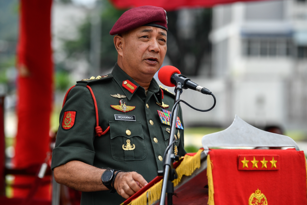 Mohammad menyampaikan ucapan pada Majlis Perbarisan Penyerapan Pegawai dan Anggota Sukarela yang Dipertugaskan Sepenuh Masa ke Dalam Angkatan tetap di Padang Kawad Kementah hari ini. - Foto Bernama