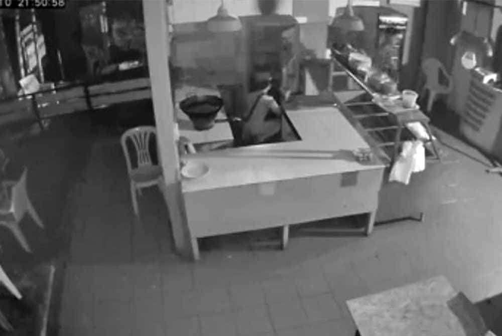 Dua individu dipercayai sedang menyelongkar barang dalam restoran berkenaan yang berlaku di Kampung Bingkul, Beaufort.