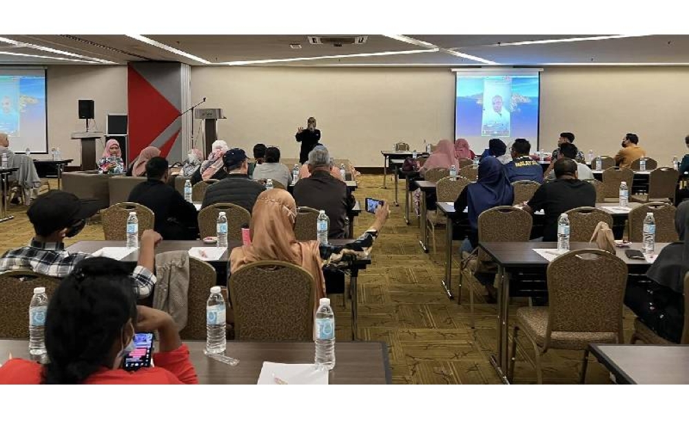 Teacher Sufina yang sememangnya gemar mengajar, melatih dan berkongsi pengetahuan dengan para peserta yang sering mengikuti bengkel dan seminar yang dikendalikan beliau.