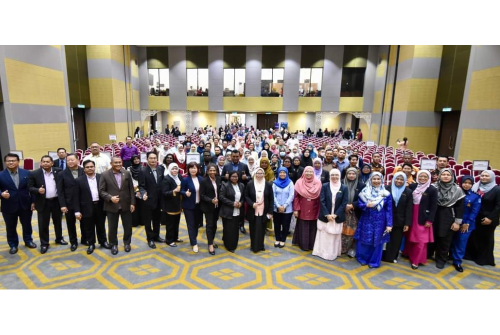 Norainj bergambar bersama warga kerja MPK pada Perhimpunan Warga Kerja MPK bertempat di Dewan Hamzah pada Rabu.