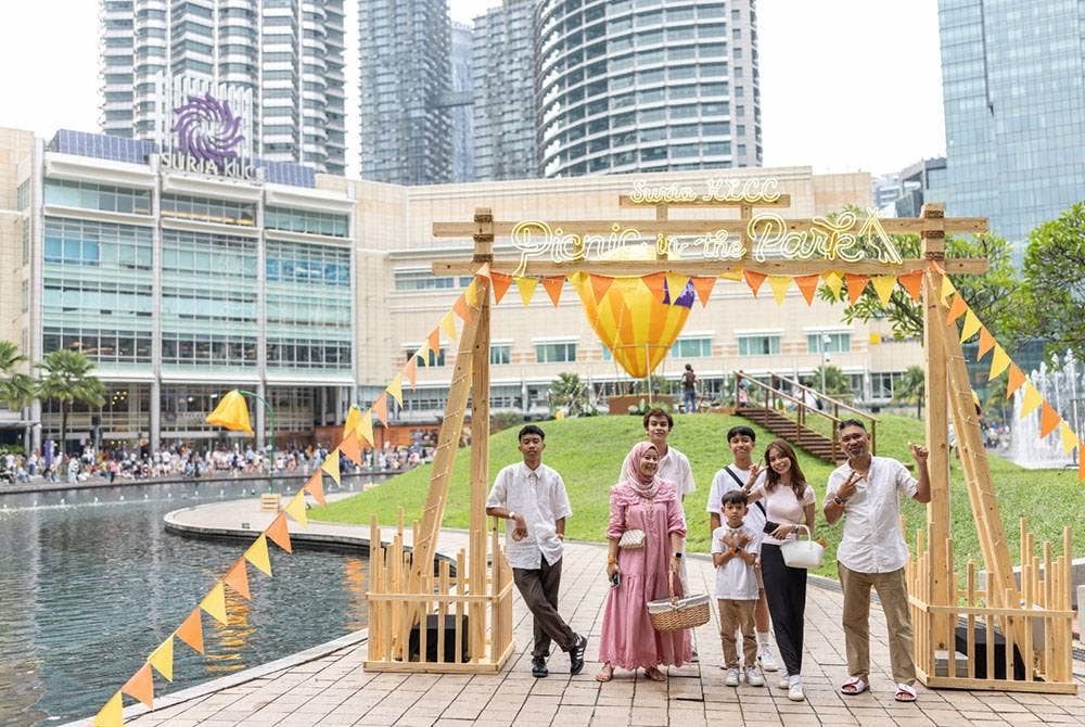 Suria KLCC menawarkan pengalaman ikonik di Malaysia dengan memberikan peluang kepada pelanggannya berkelah dengan berlatarbelakangkan landskap indah taman KLCC.