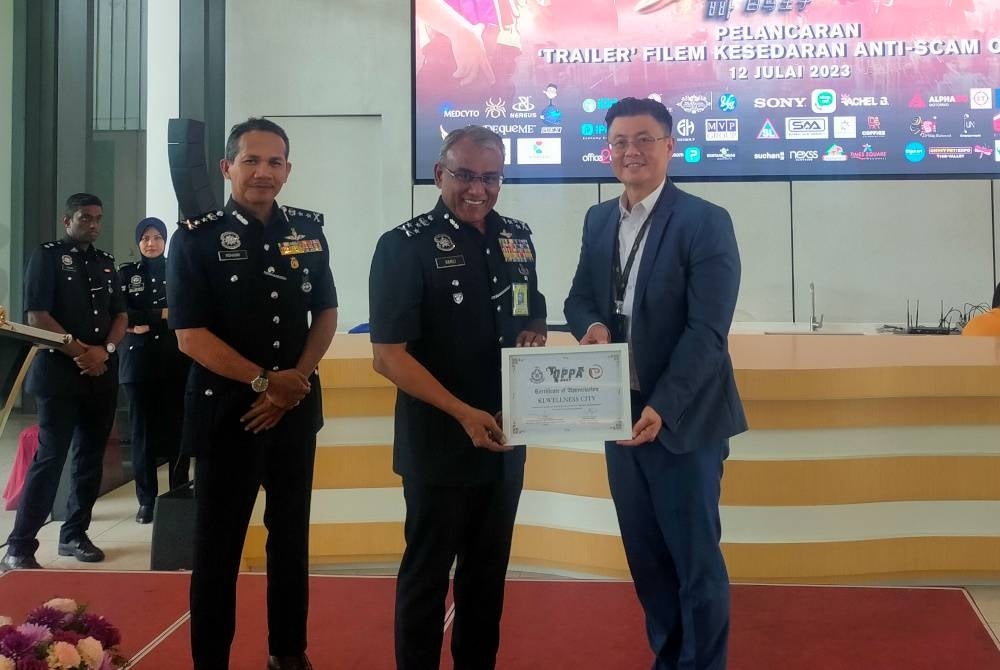 Ramli (tengah) menyampaikan sijil penghargaan kepada wakil KL Wellness City kerana sudi menjayakan filem Oppa yang akan ditayangkan di pawagam tidak lama lagi.