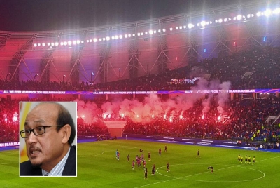 Segelintir penyokong JDT membakar suar selepas tamat aksi Liga Super di Stadium Sultan Ibrahim pada Sabtu lalu. Gambar kecil: Redzuan