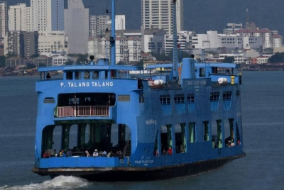 Selepas 126 tahun jadi pengangkutan tertua di Pulau Pinang, perkhidmatan feri ikonik telah digantikan dengan bot laju bermula 1 Januari 2021. - Foto Bernama