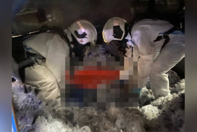 Anggota bomba menjalankan kerja mengeluarkan mangsa yang dipercayai terperangkap ketika bersembunyi dalam mesin pengisar sebuah kilang di Rawang di sini pada Rabu.