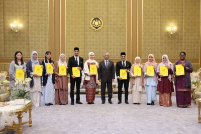 Al-Sultan Abdullah (enam dari kanan) berkenan bergambar bersama penerima biasiswa selepas mengurniakan Biasiswa Yang di-Pertuan Agong (BYDPA) di Istana Negara hari ini. - Foto Bernama
