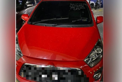 Perodua Axia yang dipercayai dicuri dua suspek termasuk seorang bekas banduan.