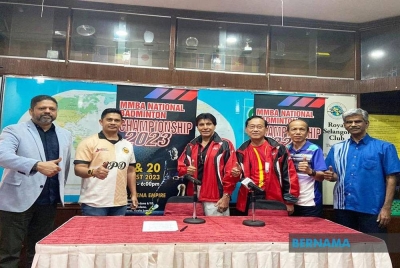 DJ Dave (empat dari kanan) bersama Fizz Fairuz (dua dari kiri) serta pemain lain pada sidang media Kejohanan Badminton Kebangsaan MMBA 2023 di Kuala Lumpur pada Rabu. Foto Bernama.