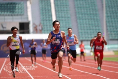 Aksi Azeem (kiri) semasa acara akhir 4x100m lelak Kejohanan Olahraga Asia 2023 yang berlangsung di Stadium Nasional Suphachalasai, Bangkok pada Rabu. - Foto Asian Athletics Championships 2023