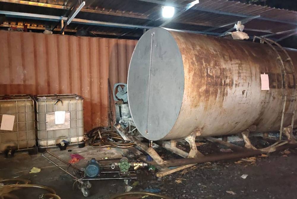 Hasil pemeriksaan telah menjumpai empat unit IBC tank (intermediate Bulk Container) yang berisi minyak diesel, satu unit IBC tank kosong, dua unit Skid Tank dan peralatan disyaki digunakan untuk aktiviti penyelewengan. - Foto Facebook KPDN Kedah