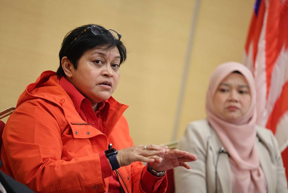 Azalina (kiri) berucap semasa menghadiri Forum 'Malaysia Di Ambang PRN 2023' hari ini. - Foto Bernama