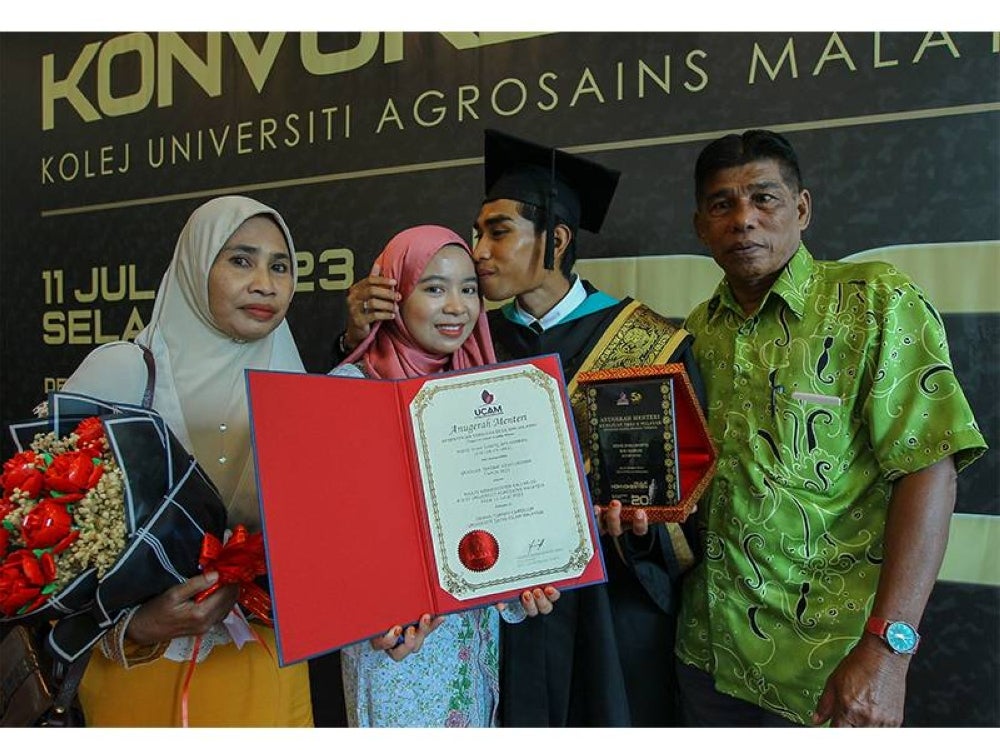 Mohd Shah mengucup isterinya sambil ditemani ibu bapanya yang hadir di Majlis Konvokesyen UCAM kali ke-20 pada Selasa.