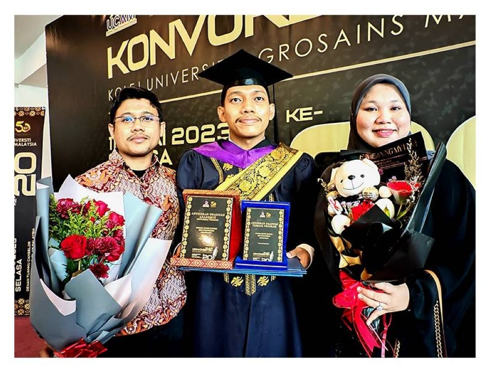 Ahmad Zahin ditemani adik beradiknya.