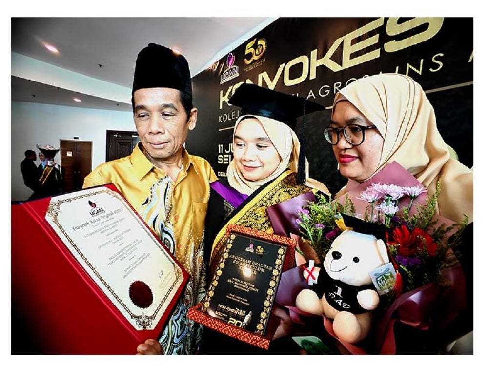 Fatin Nurizdian menunjukkan ijazah yang diterimanya kepada ibu bapa selepas majlis konvokesyen tersebut.