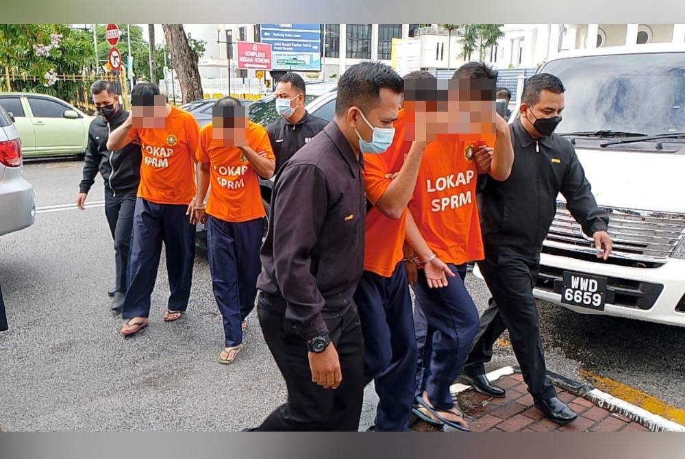 Empat anggota polis dari Balai Polis Sungai Bakap ditahan reman untuk membantu siasatan berhubung rasuah membabitkan RM1,000.