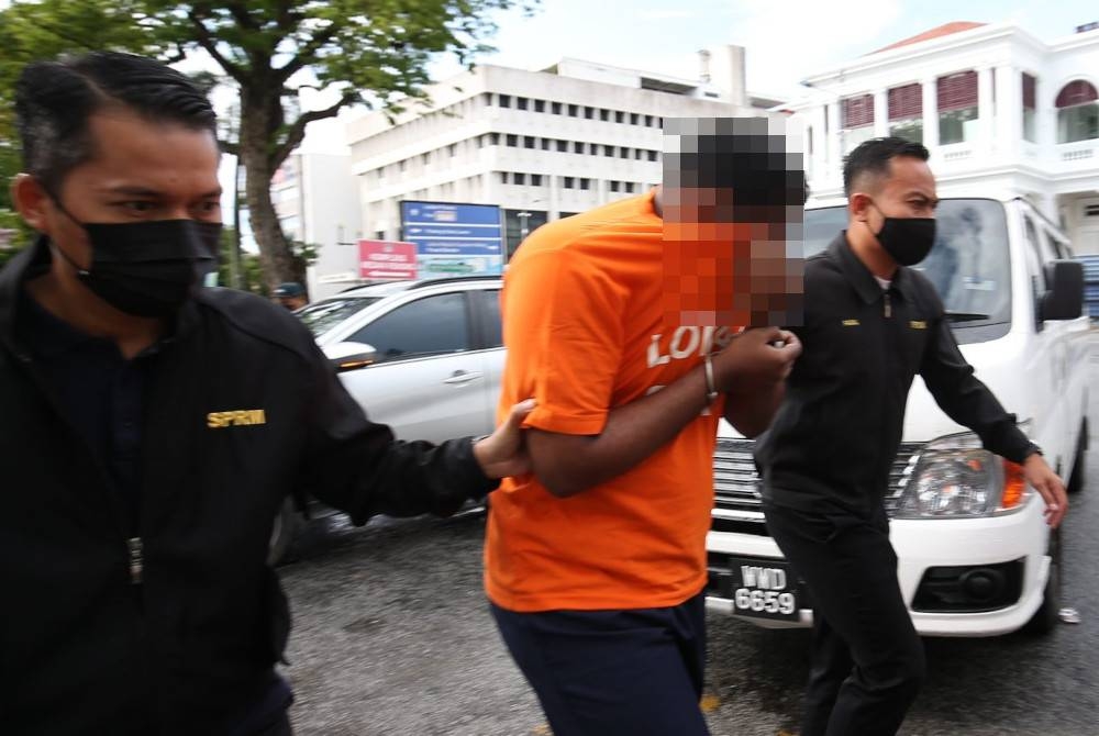 Anggota berpangkat sarjan yang bertugas di IPD Timur Laut direman empat hari untuk membantu kes rasuah membabitkan RM2,500.