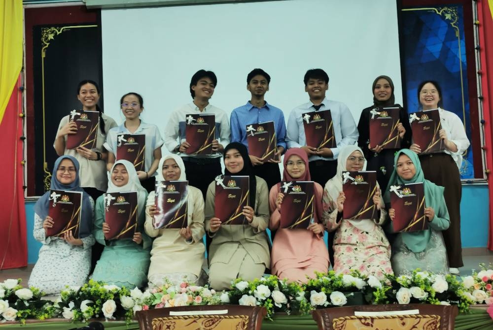 Sebahagian pelajar yang mendapat keputusan cemerlang dalam peperiksaan STPM 2022 di SMK Sultan Sulaiman di Kuala Terengganu pada Khamis.