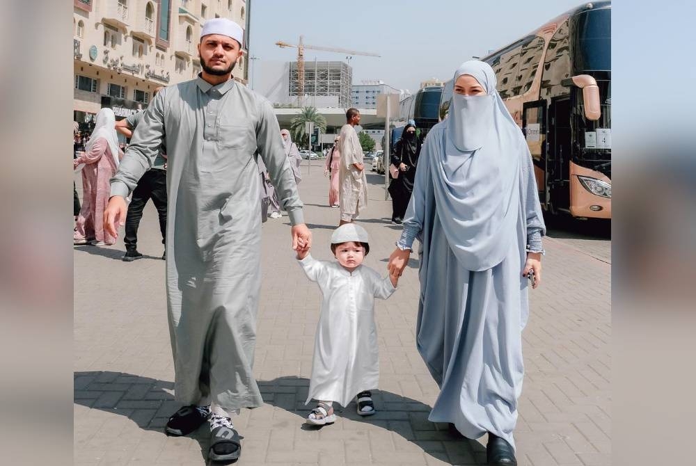 Neelofa dan Haris turut memiliki seorang lagi anak lelaki, Muhammad Bilal yang berusia 18 bulan
