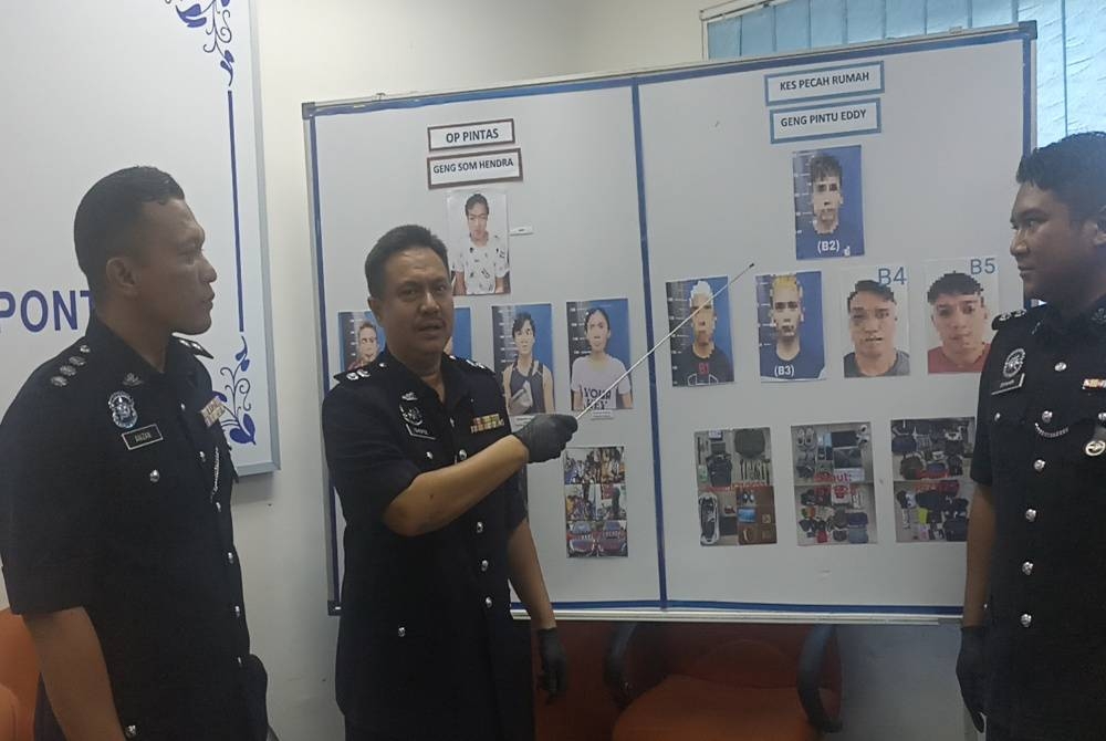 Mohammad Shofee (dua dari kiri) menunjukkan gambar anggota Geng Eddy.