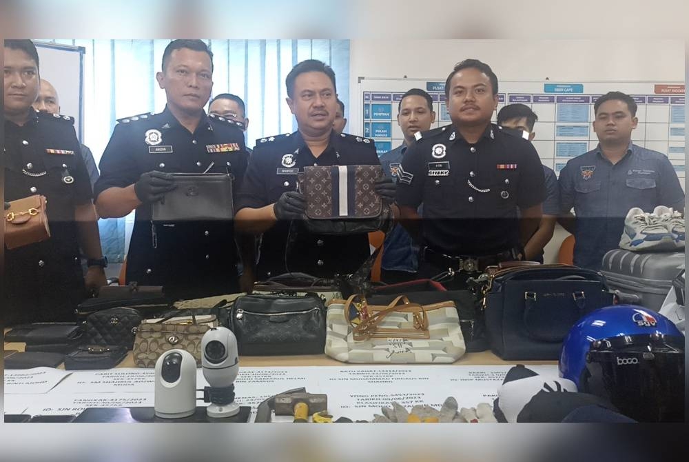 Mohammad Shofee (dua dari kanan) menunjukkan antara barangan yang dirampas daripada ‘Geng Eddy’ yang aktif melakukan kegiatan pecah rumah pada waktu siang, di sekitar Pontian, Batu Pahat, Tangkak dan Muar.