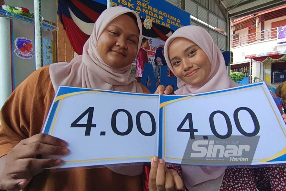 Nur Izah (kiri) dan Nur Haziqah Az-Zahra dari SMK Iskandar Shah memperolehi keputusan cemerlang 4.00 dalam STPM 2022 yang diumum pada Khamis.
