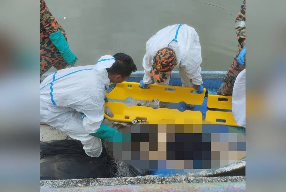 Anggota bomba mengangkat mayat wanita tersebut untuk diserahkan kepada polis untuk tindakan lanjut.