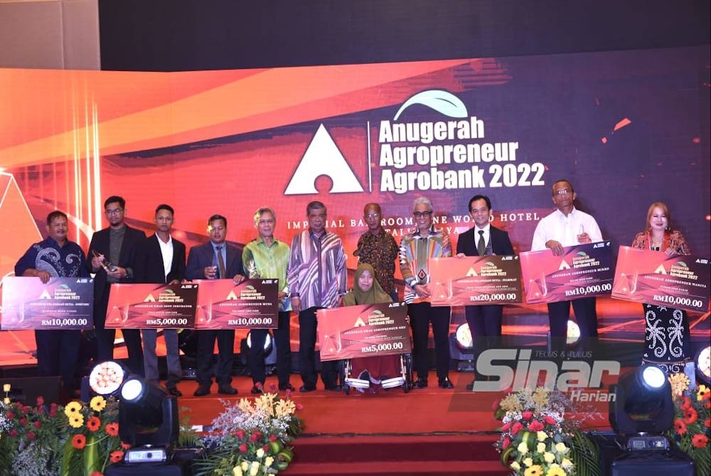 Mohd Sabu (enam dari kiri) dan Tengku Ahmad Badli (empat dari kanan) bersama pemenang pada Majlis Anugerah Agropreneur Agrobank (AAA) 2022 yang diadakan di sebuah hotel pada Khamis. - Foto Sinar Harian MOHD RAFIQ REDZUAN HAMZAH