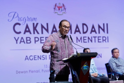 Anwar menyampaikan ucapan semasa hadir pada Program Cakna Madani Bersama Agensi Penguatkuasaan di Pusat Konvensyen Antarabangsa Putrajaya (PICC) pada Khamis. - Foto Bernama