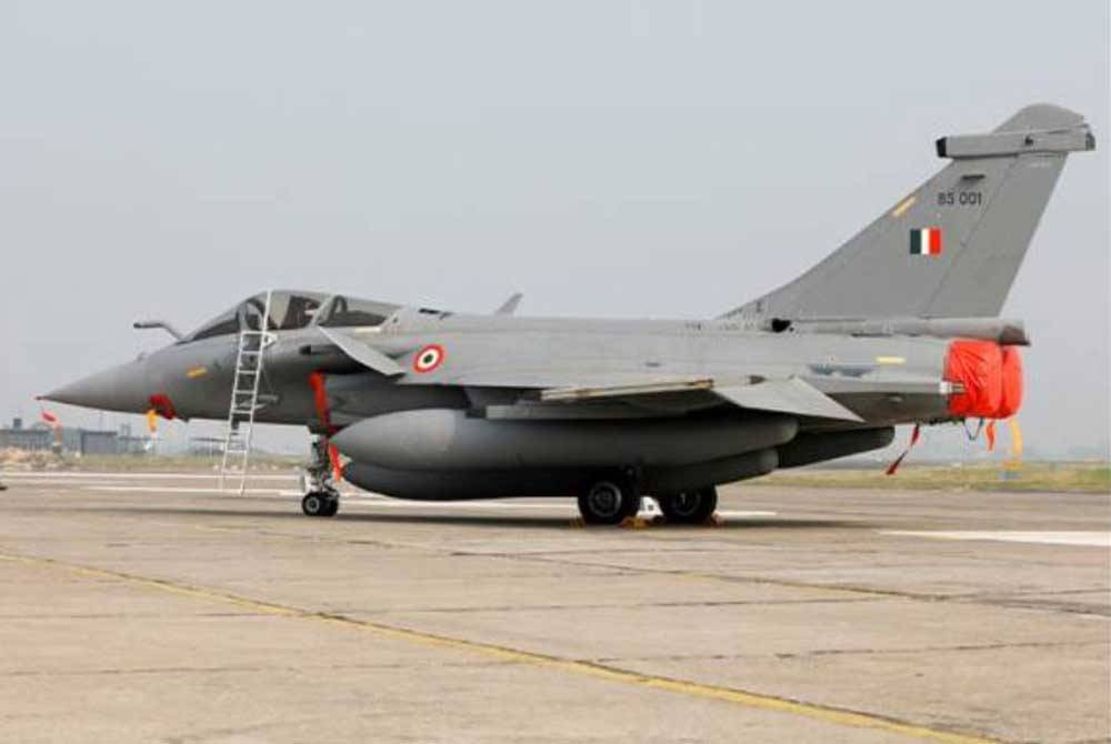 India akan membeli 26 pesawat tempur Rafale untuk tentera laut dan tiga lagi kapal selam Scorpene dari Perancis.