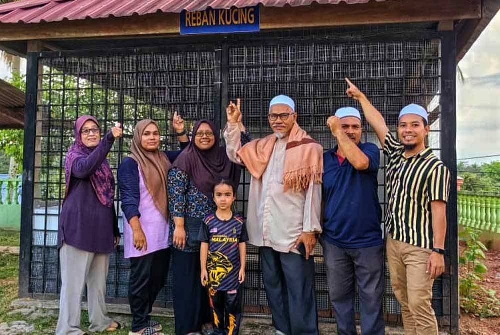 Nordin (tiga dari kanan) bersama kandang kucing yang disediakan untuk kucing-kucing yang terbiar dan dibuang di kawasan masjid