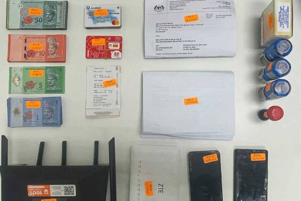 Antara dokumen dan peralatan yang dirampas menerusi serbuan di sebuah premis dipercayai menjalankan kegiatan keldai akaun menerusi serbuan di sebuah premis di ibu negara pada Rabu.