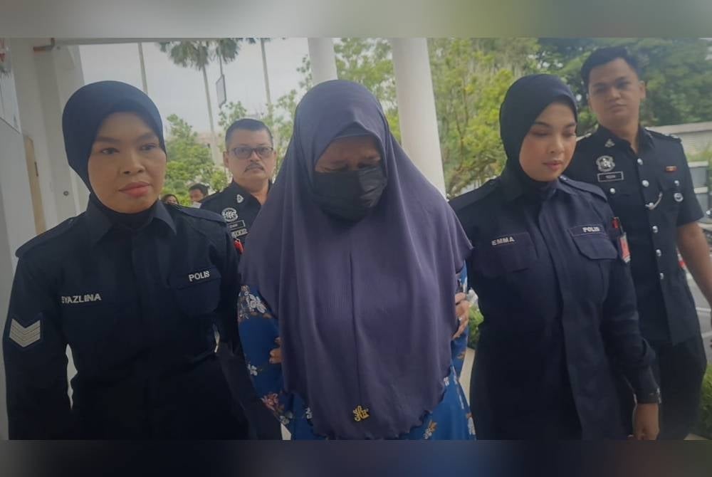 Saira yang memakai jubah biru, dibawa ke Mahkamah Majistret Selayang pada Jumaat bagi menghadapi pertuduhan menyimbah cecair kimia pada sepasang suami isteri, di sebuah lif pangsapuri di sini, minggu lalu.