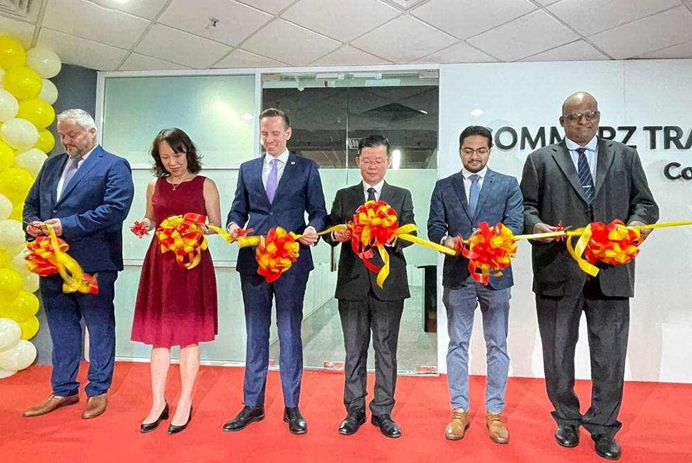 Kon Yeow (empat dari kiri) menyempurnakan pembukaan rasmi Pejabat Commerz Trade Services Sdn Bhd di GBS@Mayang pada Jumaat.
