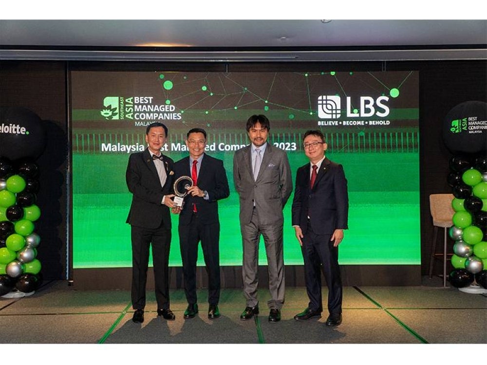Pengarah Urusan & Ketua Pegawai Eksekutif LBS, Datuk Wira Joey Lim Hock Guan, (kiri) menerima Anugerah ‘Deloitte Syarikat Pengurusan Terbaik Malaysia 2023’ daripada Ketua Pegawai Eksekutif Deloitte Malaysia, Yee Wing Peng (dua dari kiri) disaksikan oleh Ketua Program Pengurusan Syarikat Terbaik SEA, Michael Tsia (kanan) dan Pengerusi Taliworks Corporation Berhad, YAM Tunku Ali Redhauddin (dua dari kanan). 