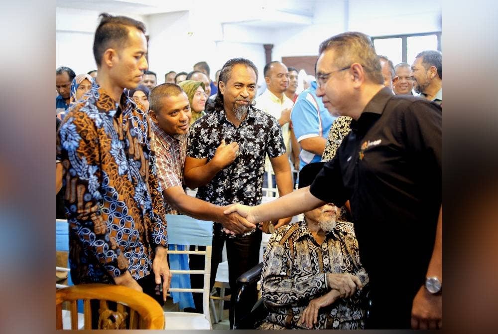 Adly (kanan) beramah mesra dengan veteran ATM.